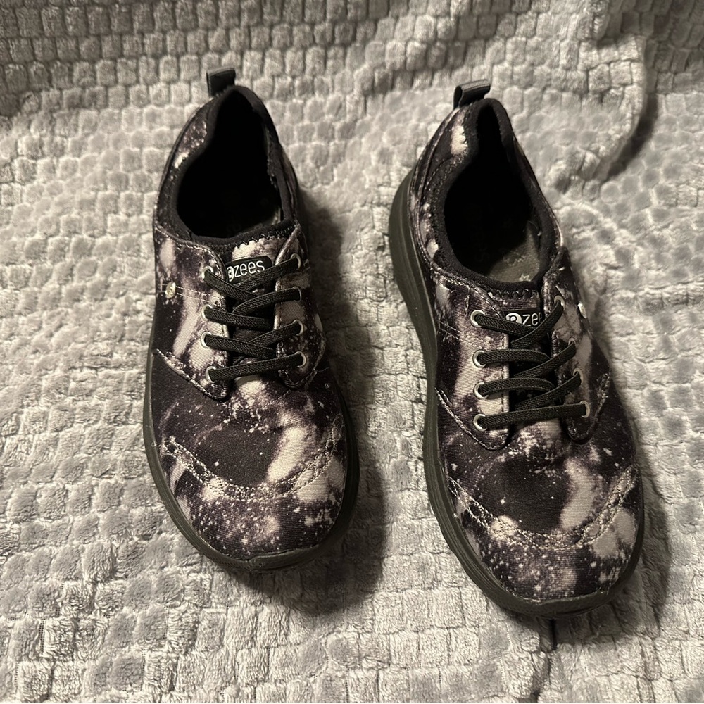 Barely worn!! Excellent condition BZees stretch athletic shoe